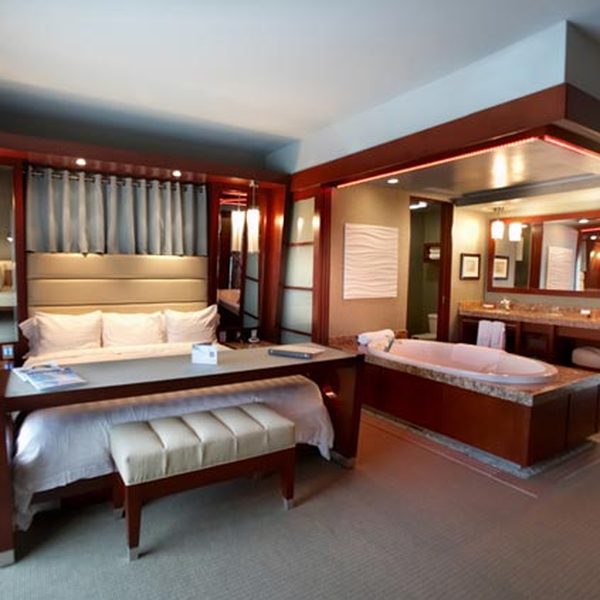 Bedroom suite furnished by Sigla with an upholstered bed and bench